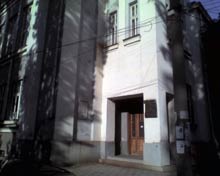 Сградата на училище Климент Охридски, където е поставена и паметна плоча